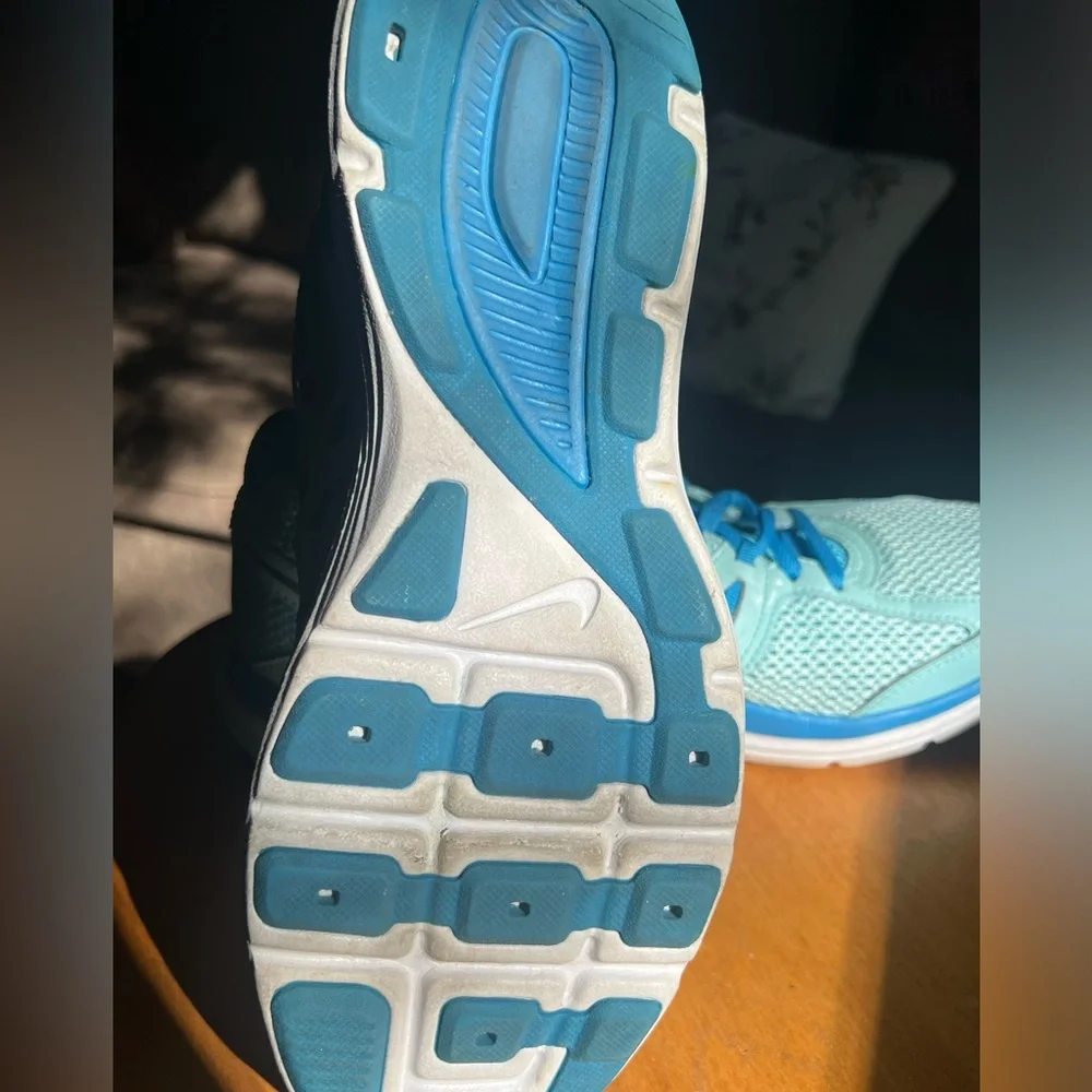 Nike shoes - Picture 6 of 9